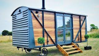 Luxury Railway Carriage / Shepherds Hut Self contained Glamping unit 2 Berth | Lovely Tiny House